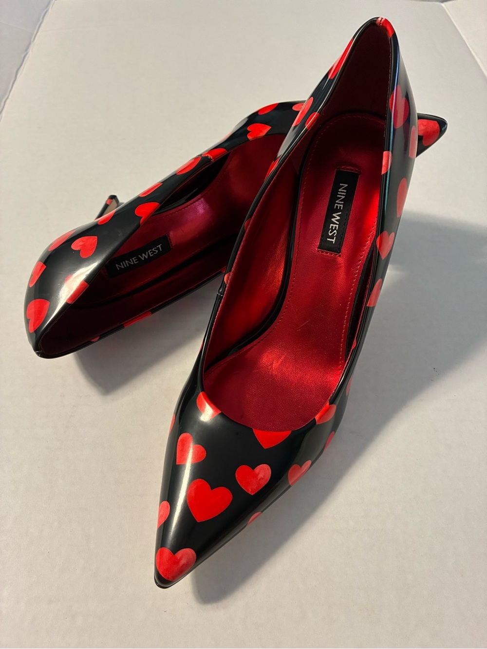 Nine West Black Patent Stiletto Pump with Red Heart Print women’s size 8.5 - Picture 2 of 7